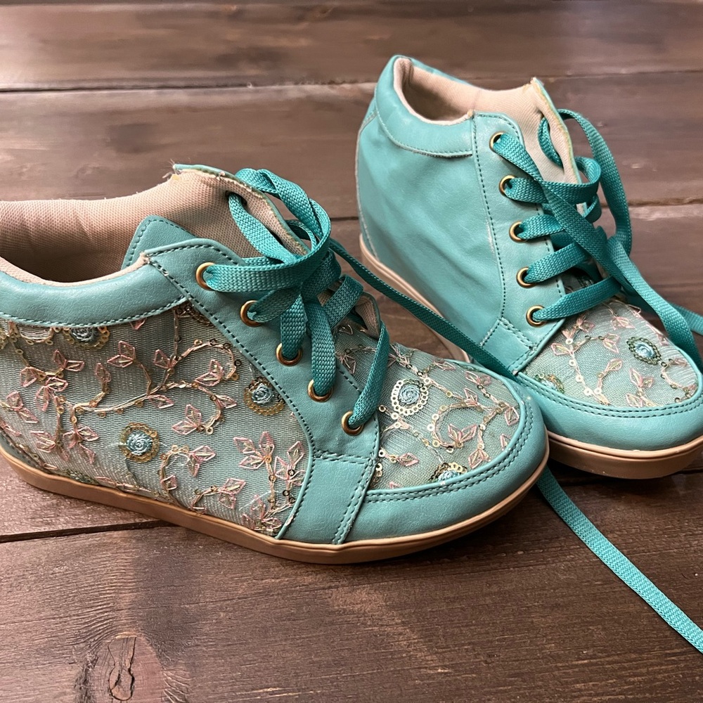 EUC Don’t even think she wore them! Unique teal lace raised runners! Girls sz 24
